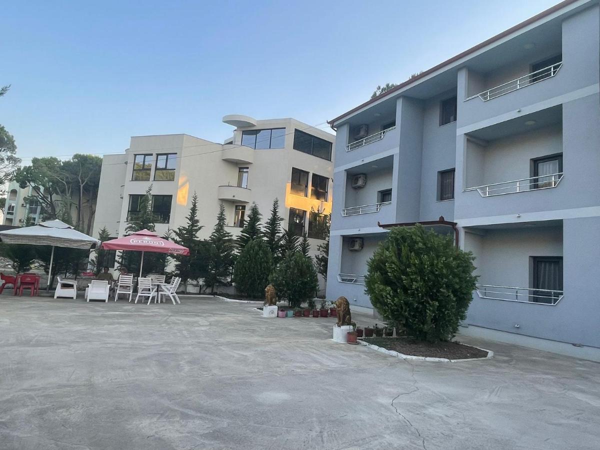 Vila Leo Aparthotel Golem  Exteriör bild