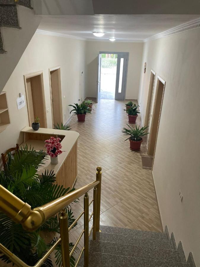 Vila Leo Aparthotel Golem  Exteriör bild