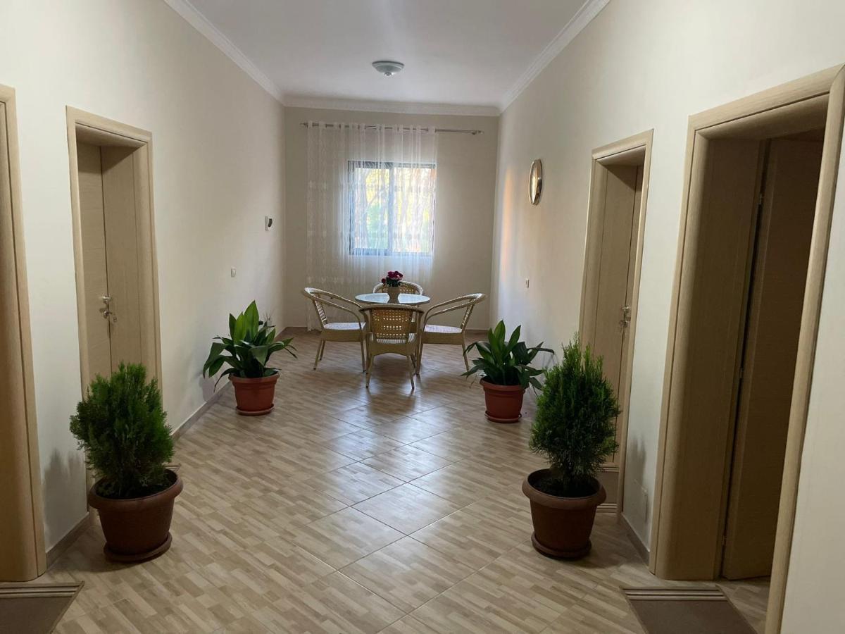 Vila Leo Aparthotel Golem  Exteriör bild