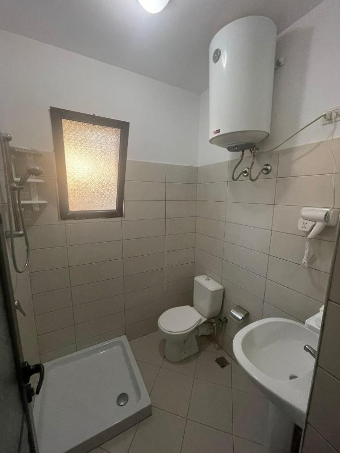 Vila Leo Aparthotel Golem  Exteriör bild